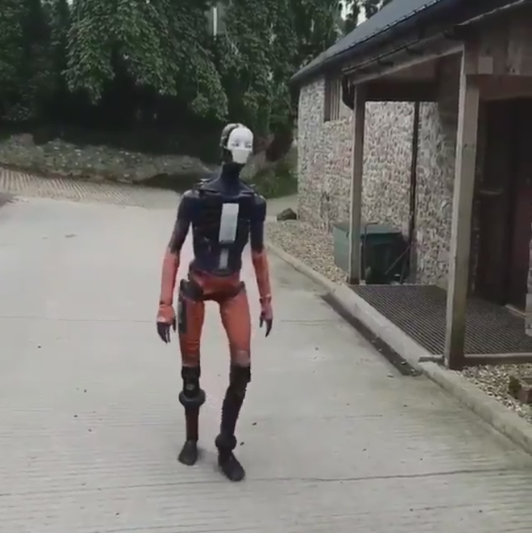 
Hình ảnh con robot đi lại trên phố khiến người xem sợ hãi.