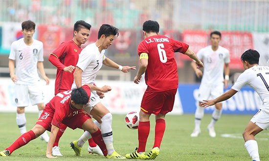 
Các cầu thủ Olympic Việt Nam khá vất vả trong việc truy cản Son Heung-min.