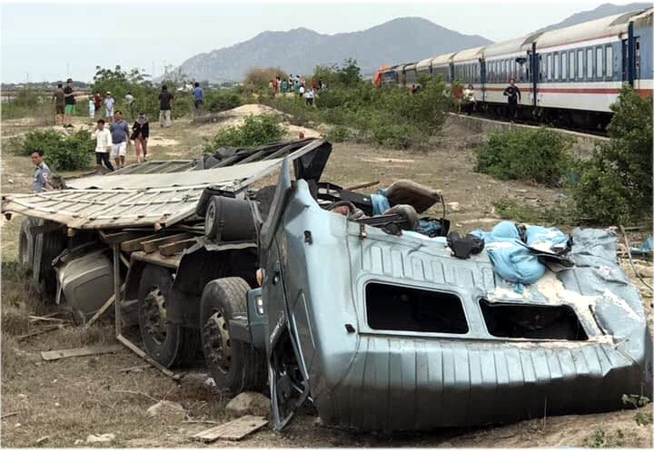 
Vụ tai nạn làm xe tải vỡ nát​