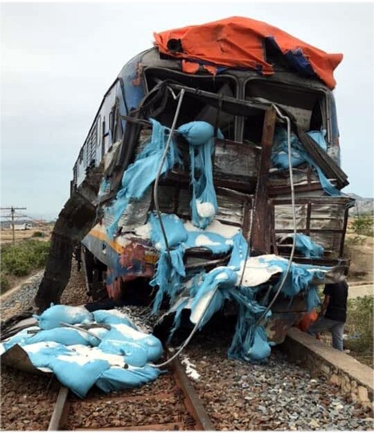 
Tàu SE5 hành trình Bắc - Nam khi qua địa bàn Ninh Thuận đã tông vào xe tải