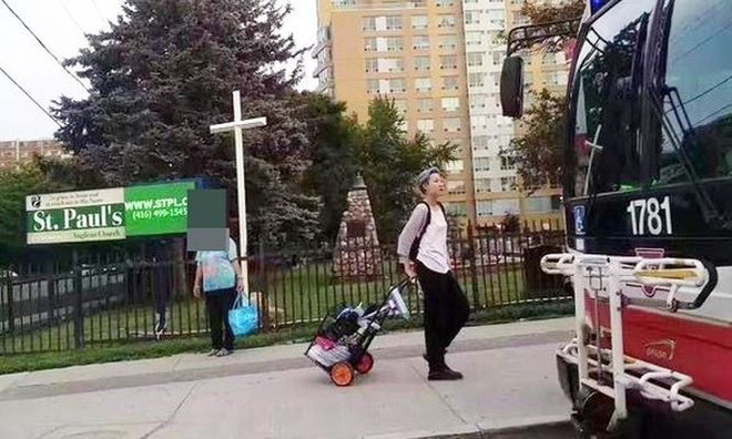 
Cô bị bắt gặp đi gom rác ở gần một trạm xe buýt ở Toronto, Canada