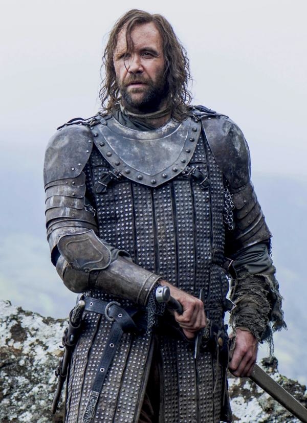 
Rory McCann đã mang cây kiếm của Hound trong Game Of Thrones về và treo nó trước cửa nhà để… chống trộm! Không biết có thực sự hữu ích không ta ơi?