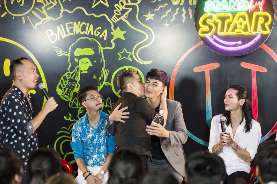 Thu Trang - Tiến Luật hôn nhau say đắm dưới sự chứng kiến hàng trăm khán giả