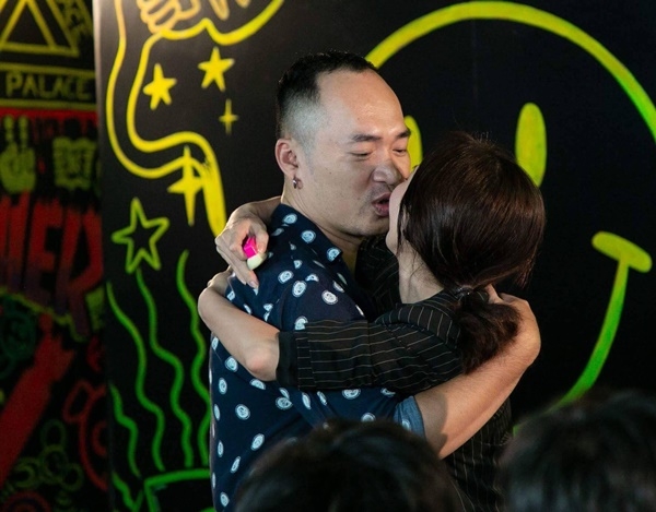 
 Vợ chồng diễn viên hài Thu Trang – Tiến Luật đã khiến nhiều khán giả ngưỡng mộ khi dành cho nhau nhiều lời ngọt ngào nhân offline phim Thập Tam Muội chiều qua 5/8. 