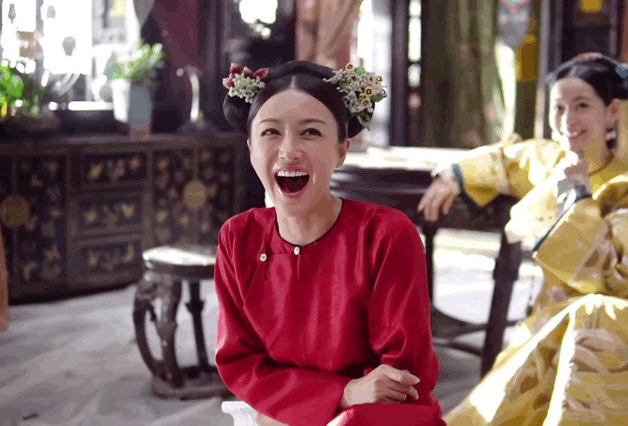 
Nụ cười tươi như đóa hoa xuân của Tần Lam trên trường quay Diên Hi Công Lược, không ngạc nhiên khi Vương Dật Quân siêu lòng trước nụ cười này.