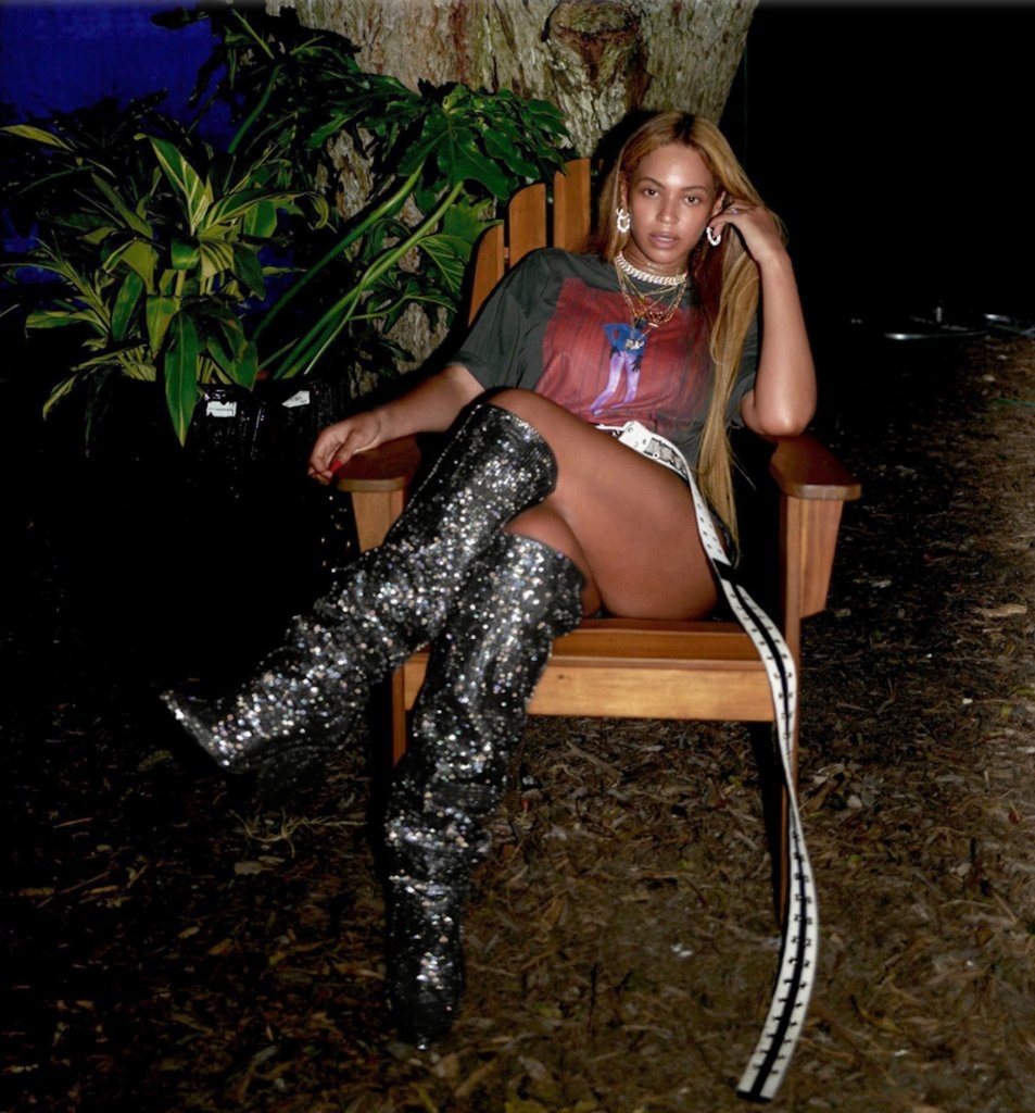 
Beyonce lại bất ngờ nổi bật hơn với đôi boots siêu phẩm khi được thiết kế đính kết seuqin lấp lánh, bắt sáng, trị giá 10.000 USD, tương đương 232,5 triệu đồng. Tất nhiên, tính đến thời điểm hiện tại, đẳng cấp thời trang của nữ ca sĩ này đã đạt đến mức "thượng thừa". 