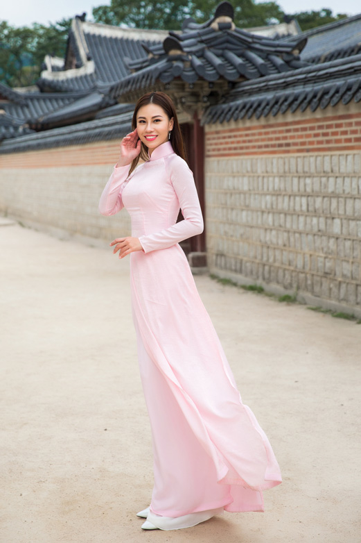 
Yến Nhi ngọt ngào, thể hiện sắc thái rạng rỡ với áo dài gam màu hồng phấn.