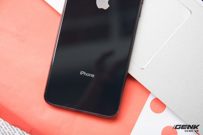 
Mô hình ​iPhone X Plus có thiết kế hoàn toàn giống với chiếc iPhone X hiện tại. Từ mặt lưng làm bằng kính sáng bóng cùng các vị trí đặt camera cũng như logo, đều tương đồng và không có sự khác biệt