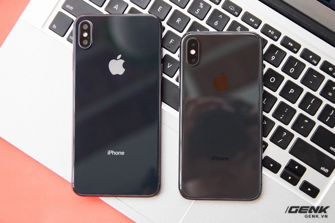 
Mặt lưng của cả 2 máy cũng được làm bằng kính sáng bóng với màu đen. Tuy nhiên, phiên bản đen trên iPhone X Plus đã cũ và giống như màu đen trên chiếc iPhone 4/4S với nền đen và logo trắng