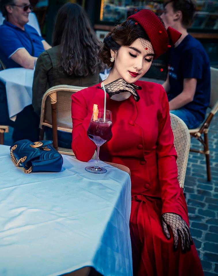 
Diện một thiết kế gam màu đỏ rực, vừa mang dáng dấp của những cô nàng châu Âu kiêu kỳ, sang trọng, Ngọc Loan còn chứng tỏ tính nhạy bén trong gu thời trang khi phối phụ kiện cho một tổng thể hoàn mỹ, nổi bật nhất chính là chiếc túi Gucci.