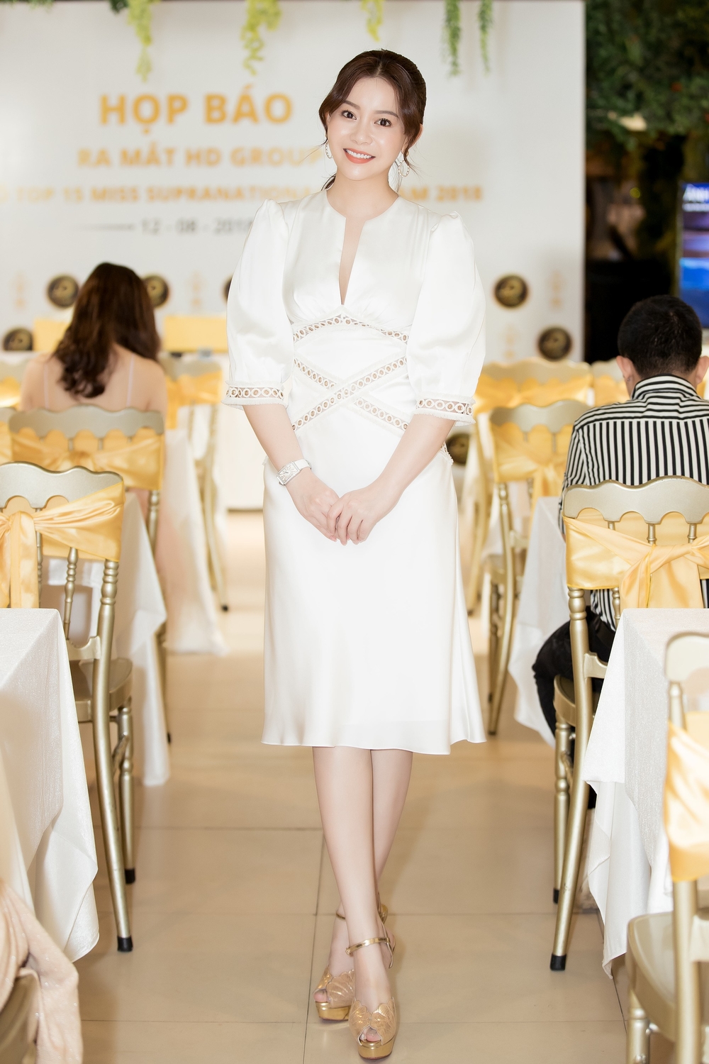 
Hoa hậu Hải Dương - Trưởng BTC cuộc thi xuất hiện trong bộ cánh trắng tinh khôi, thiết kế đơn giản, nhấn chi tiết viền khoét lạ mắt.