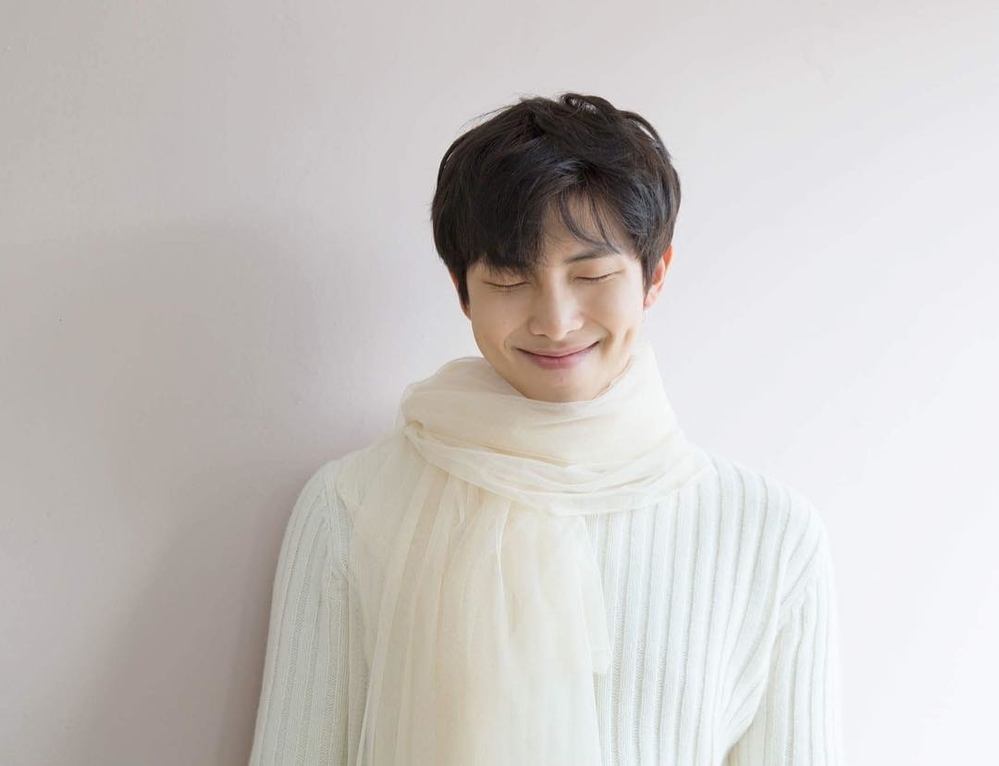 
Anh chàng trưởng nhóm kiêm rap chính của nhóm Kim Nam Joon khoe vẻ đẹp gây thu hút với nét trẻ trung và ngọt ngào, đáng yêu không kém cùng áo len, quấn hẳn một chiếc khăn voan mỏng quanh cổ.