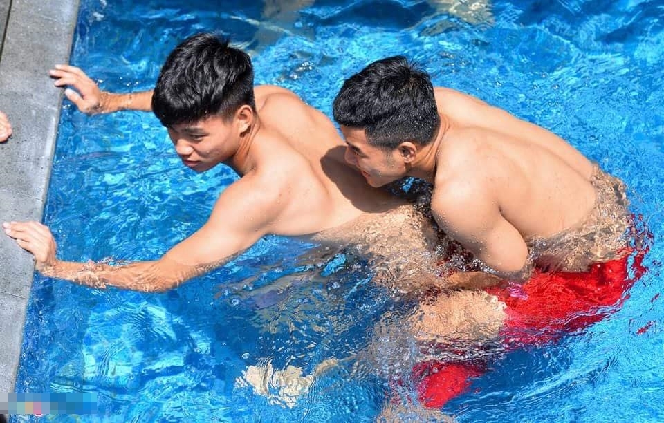 “Buổi tập có 1-0-2” của U23 Việt Nam tại bể bơi khách sạn khiến dân tình “ngất lên ngất xuống”