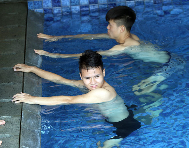 
Các cầu thủ U23 Việt Nam luyện tập và thư giãn tại bể bơi khách sạn.