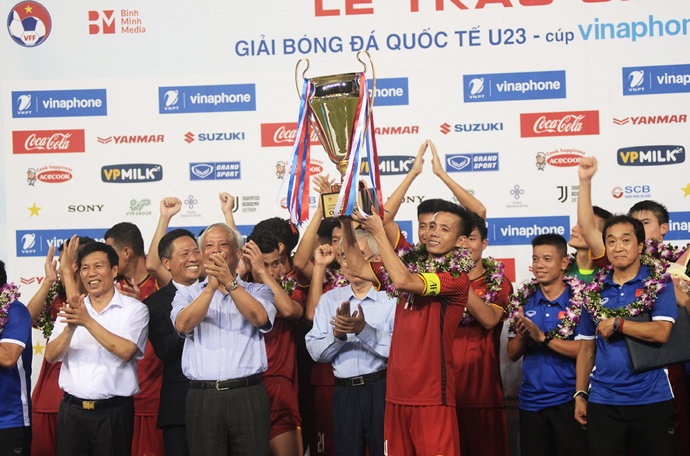 Chùm ảnh: Các soái ca U23 Việt Nam nâng cao chiếc cup vô địch Giải Tứ hùng 2018