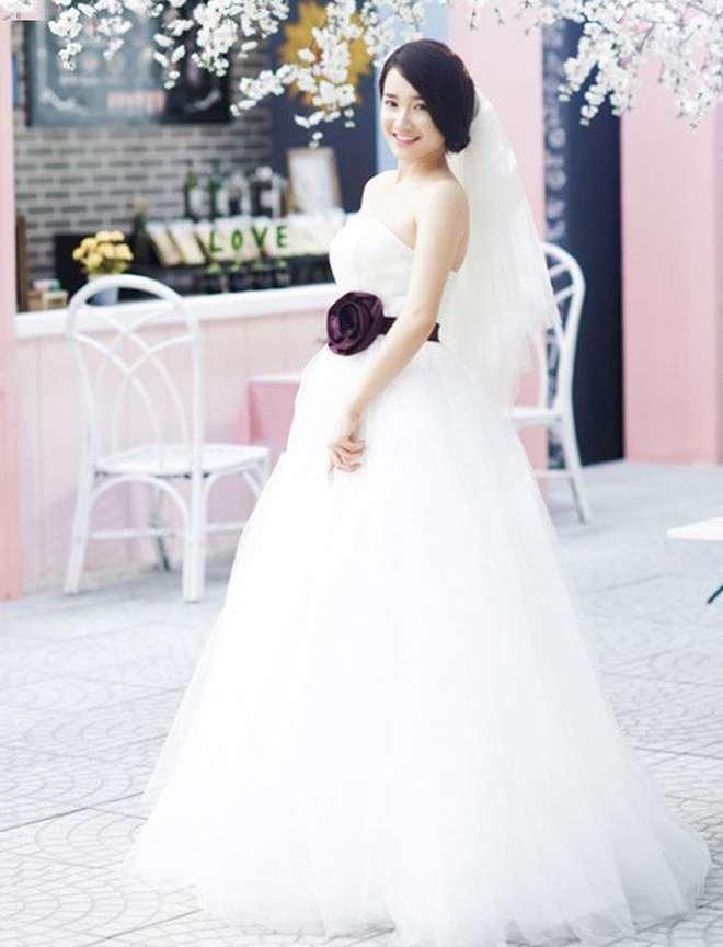 
Rất nhiều người hâm mộ quan tâm Nhã Phương sẽ chọn kiểu váy nào để mặc trong ngày đính hôn.