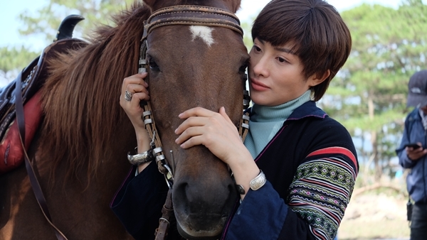 Mải mê quay phim, Yaya Trương Nhi bị ngựa quật ngã chấn thương, bất tỉnh 5 tiếng