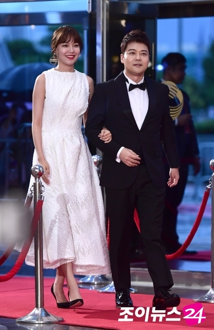 Dàn sao khủng hội ngộ trên thảm đỏ Seoul Drama Awards 2018
