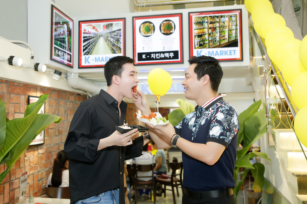 
Không chỉ góp mặt tại sự kiện, MC Phan Anh và Võ Cảnh hào hứng thưởng thức các món gà rán hấp dẫn. Thậm chí, họ còn tranh thủ quan tâm nhau bằng cách đút cho đối phương ăn. Hẳn hội đam mỹ sẽ vô cùng phấn khích khi 2 "mỹ nam" showbiz Việt này lại ngọt ngào đến vậy.