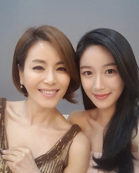 
Kyun Mi Ri bên cô con gái xinh đẹp Lee Da In.