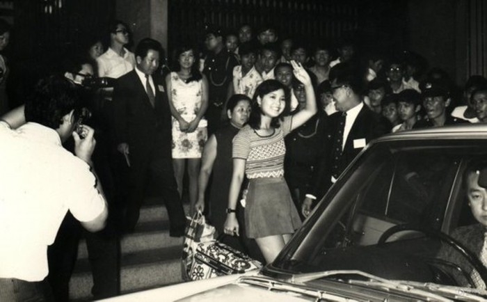 
Hình ảnh Đặng Lệ Quân tới Việt Nam biểu diễn năm 1971. Bà còn chuyển thể ca khúc Không của nhạc sĩ Nguyễn Anh 9 và biểu diễn rất thành công ca khúc này sau đó.