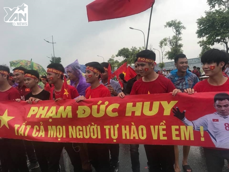 
Mặc trời mưa tầm tã, hàng nghìn người hâm mộ vẫn tràn ra đường chuẩn bị đón Olympic Việt Nam!