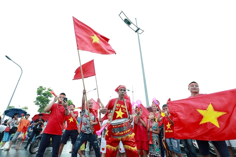 HOT: Olympic Việt Nam đã về đến sân bay Nội Bài, các tuyển thủ hạnh phúc trong vòng tay NHM