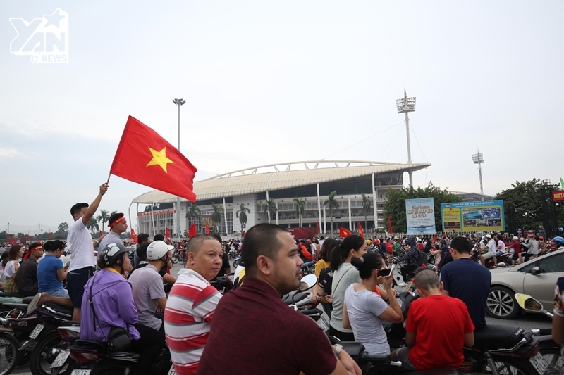 Hàng nghìn CĐV hò reo trước SVĐ Mỹ Đình, cờ đỏ rợp trời mừng chiến công và 