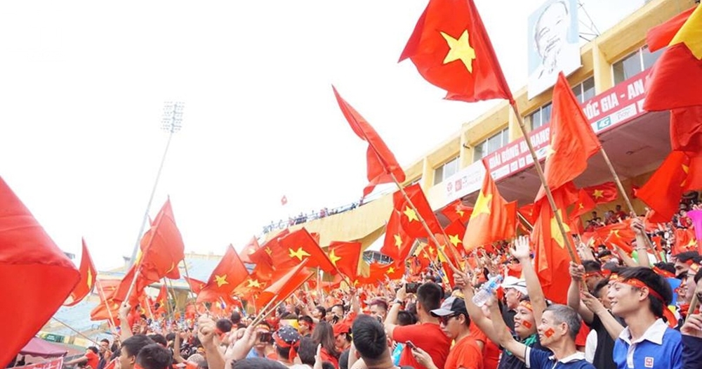 Sắc đỏ rực trời trên SVĐ Hàng Đẫy và khu vực phố đi bộ Nguyễn Huệ chờ kỳ tích từ Olympic Việt Nam