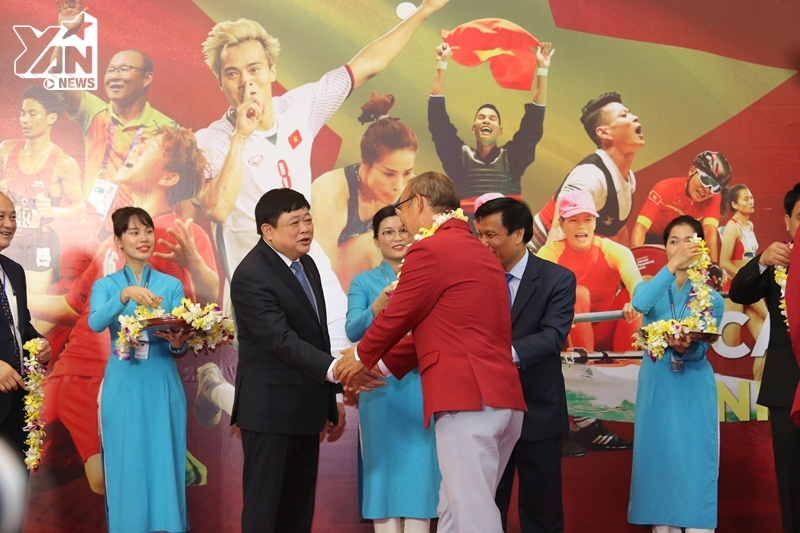 HOT: Olympic Việt Nam đã về đến sân bay Nội Bài, các tuyển thủ hạnh phúc trong vòng tay NHM