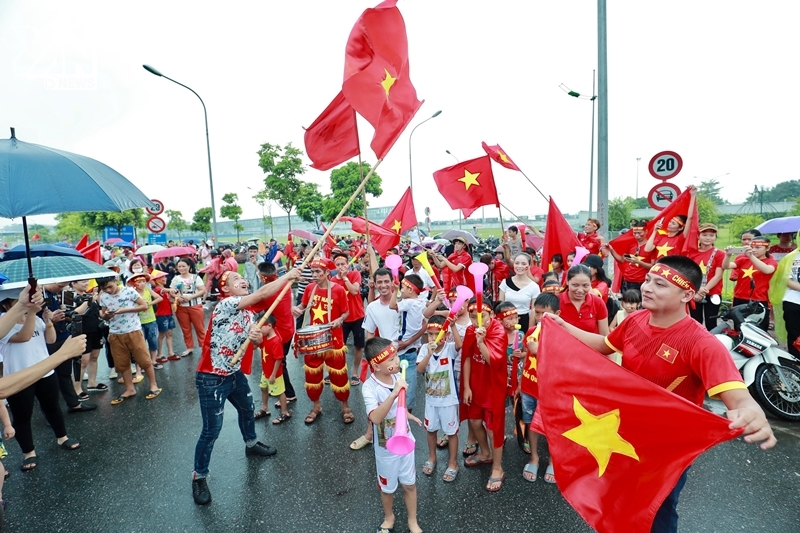 
Trước đó, mặc trời mưa hàng nghìn cổ động viên vẫn đến khu vực sân bay Nội Bài để chào đón các tuyển thủ