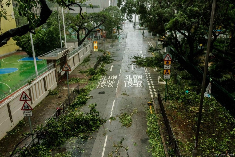 
Hong Kong tan hoang trong khi một trong những cơn bão mạnh nhất lịch sử đi qua.