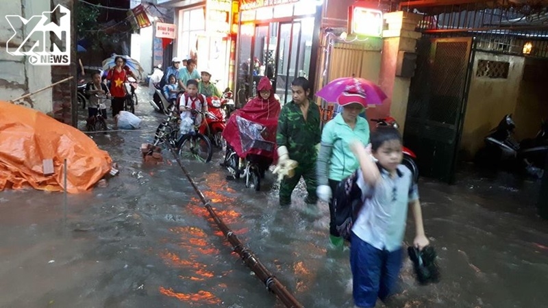 Mưa lớn giờ tan tầm, đường phố Hà Nội ngập thành sông, người dân chật vật giữa dòng nước