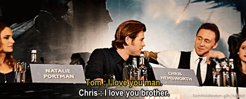 
Tom: "Tui yêu anh lắm đó."
Chris: "Tui cũng yêu ông luôn."