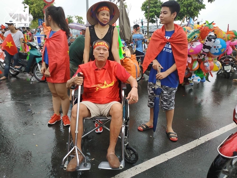 Cổ động viên bị liệt 6 năm, phải ngồi xe lăn vẫn cuồng nhiệt đội mưa đón Olympic Việt Nam về nước