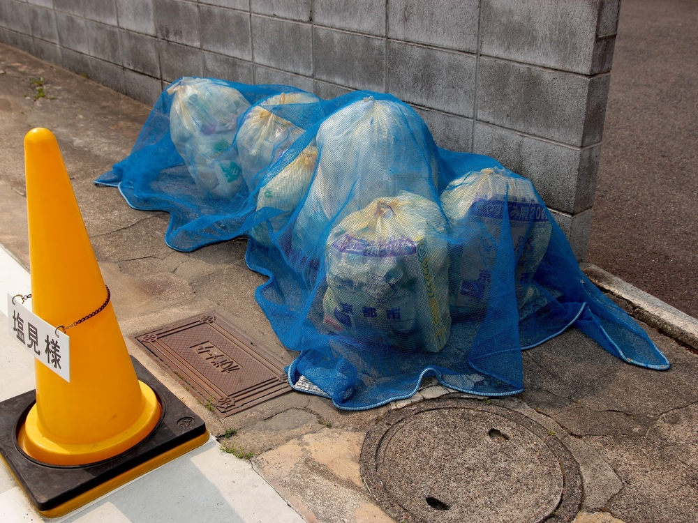 
Mỗi địa phương sẽ có quy tắc đổ rác riêng. Ví dụ như trong ảnh này, người dân sống quanh khu vực phải bao rác bằng túi lưới, đề phòng trường hợp túi bị bung hoặc bị động vật hoang bới ra