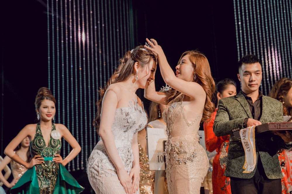 
Thư Dung đăng quang cuộc thi Hoa hậu Sắc đẹp Hoàn mỹ Toàn cầu 2017 do Mai Diệu Linh tổ chức.