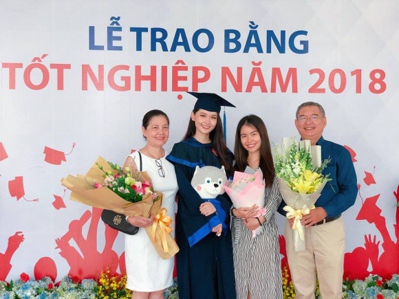 
Tại buổi lễ trao bằng tốt nghiệp Đại học Ngoại thương TP.HCM, bố mẹ và chị gái của Thùy Dung đã đến chúc mừng cô.  - Tin sao Viet - Tin tuc sao Viet - Scandal sao Viet - Tin tuc cua Sao - Tin cua Sao