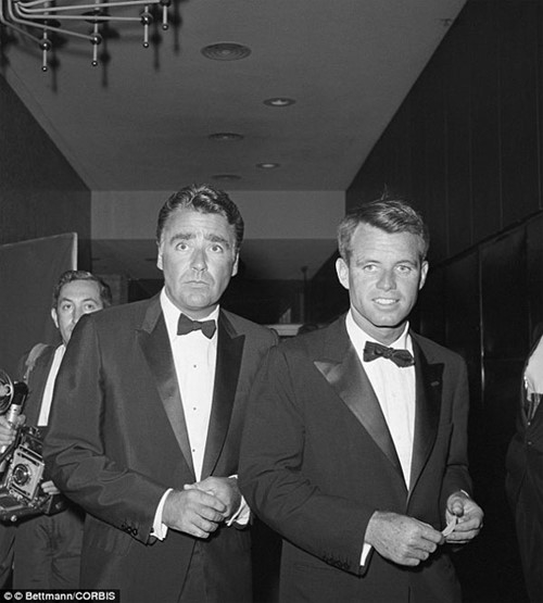 
Peter Lawford (trái) là người giúp anh vợ, Bobby Kennedy (phải) thực hiện vụ giết hại Marilyn Monroe.