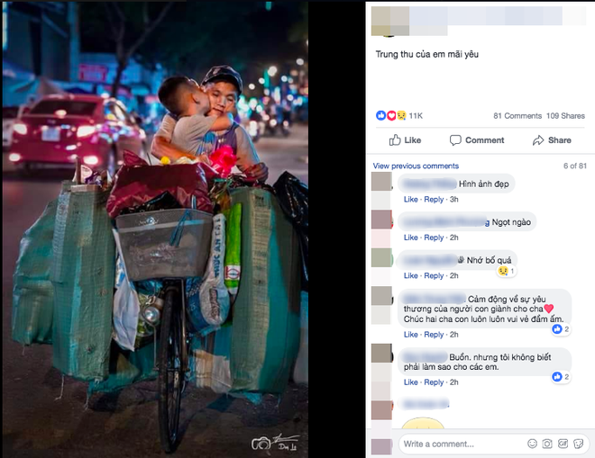 
Hình ảnh cậu bé âu yếm hôn má cha khi ngồi trên chiếc xe đạp chất đầy ve chai khiến nhiều người rưng rưng - Ảnh: Chụp màn hình