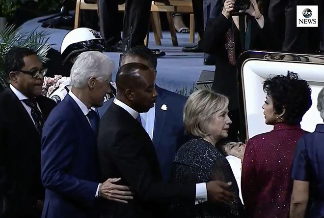 
Buổi tang lễ có sự xuất hiện của cả vợ chồng cựu Tổng thống Bill Clinton đến viếng thăm và đưa tiễn