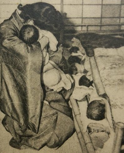 
Những nạn nhân nhỏ tuổi đang thoi thóp tại bệnh viện Kotobuki sau khi vụ việc bị phanh phui