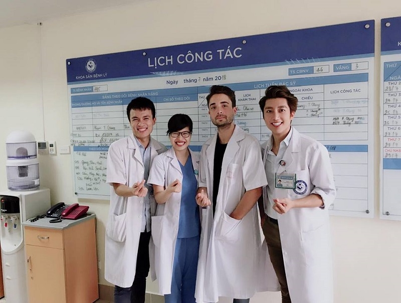 
Với bề dày kinh nghiệm công tác nhiều năm trong ngành, Quang luôn nhận được sự tin tưởng của bệnh nhân đến chữa trị  - Ảnh: Internet