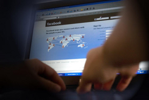 
Bình luận của tài khoản Việt khiến người dùng Facebook Việt bức xúc.