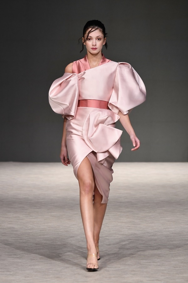Á hậu Dương Trương Thiên Lý giản dị dự Vancouver Fashion Week 2018