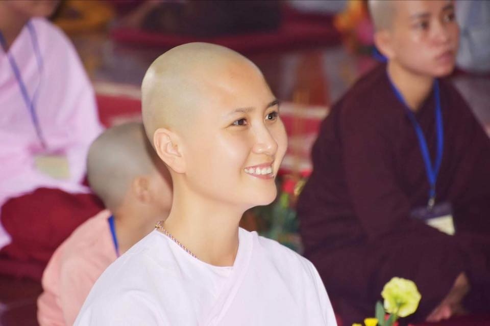 Mỹ nhân sở hữu mái tóc đẹp nhất Hoa hậu Việt Nam 2014 bất ngờ cạo trọc, đi tu