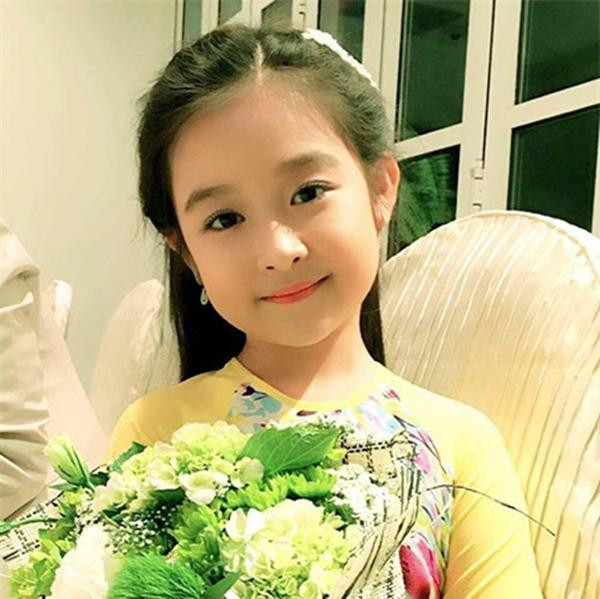 Xuất hiện vài giây tại Hoa hậu Việt Nam 2018, bé gái được CĐM dự đoán “10 năm sau sẽ là Hoa hậu”