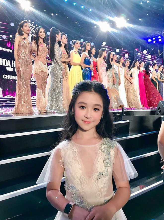 Xuất hiện vài giây tại Hoa hậu Việt Nam 2018, bé gái được CĐM dự đoán “10 năm sau sẽ là Hoa hậu”