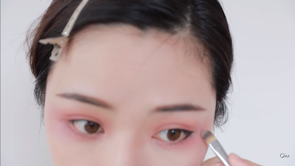 
Bước 9: Dùng chì kẻ mắt trong và viền mi sau đó điểm xuyến lại cho sắc sảo với eyeliner. Phần đuôi mắt sẽ được vẽ nhọn.