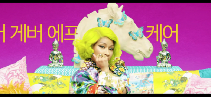 
Phần rap của Nicki Minaj được dịch sang phụ đề tiếng Hàn theo yêu cầu của nữ ca sĩ.